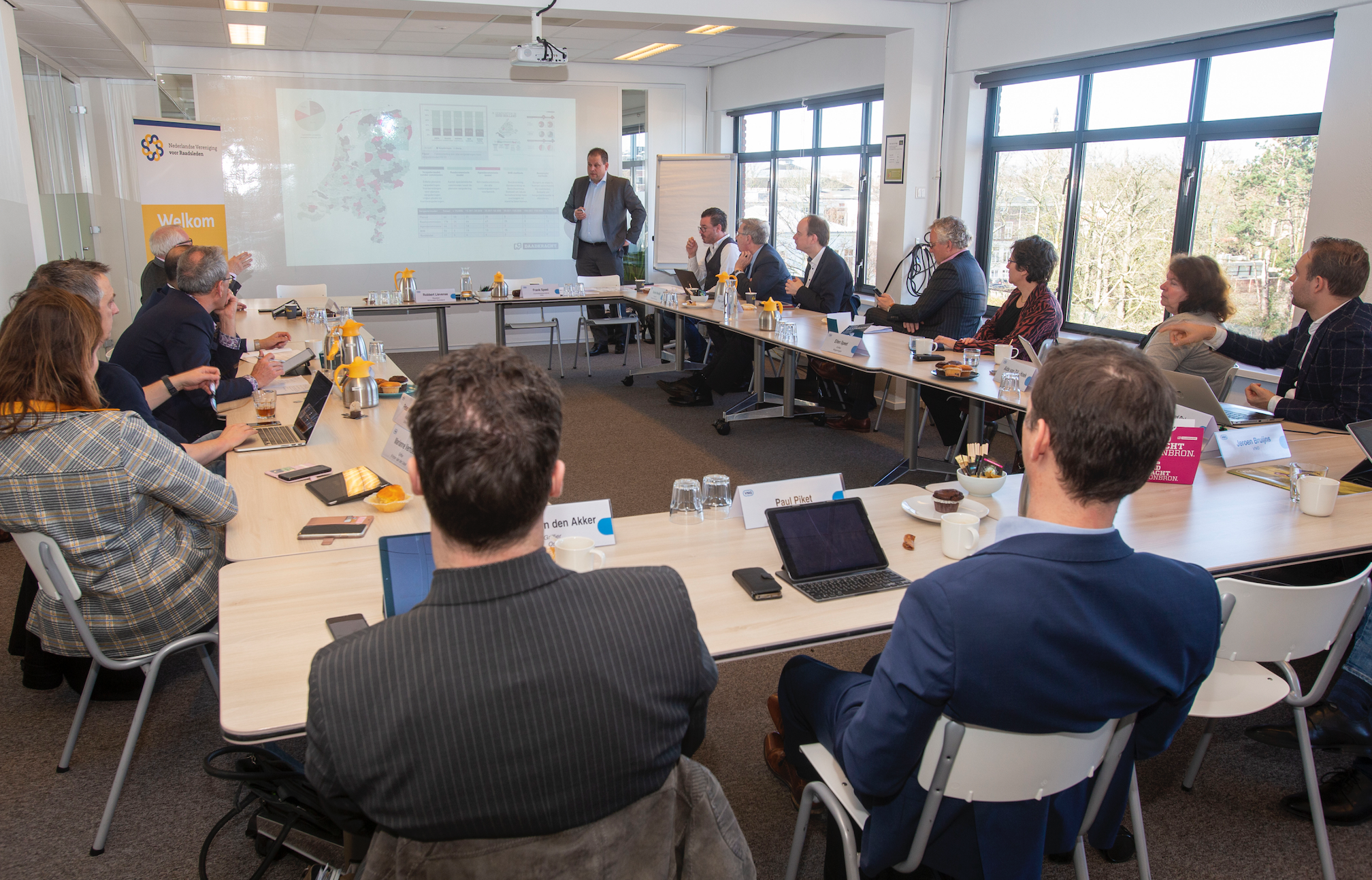 Directeur-oprichter Bart-Jan Flos van Daadkracht presenteert het Nationaal Raadsledenonderzoek 2019 aan de VNG-Commissie Raadsleden & Griffiers